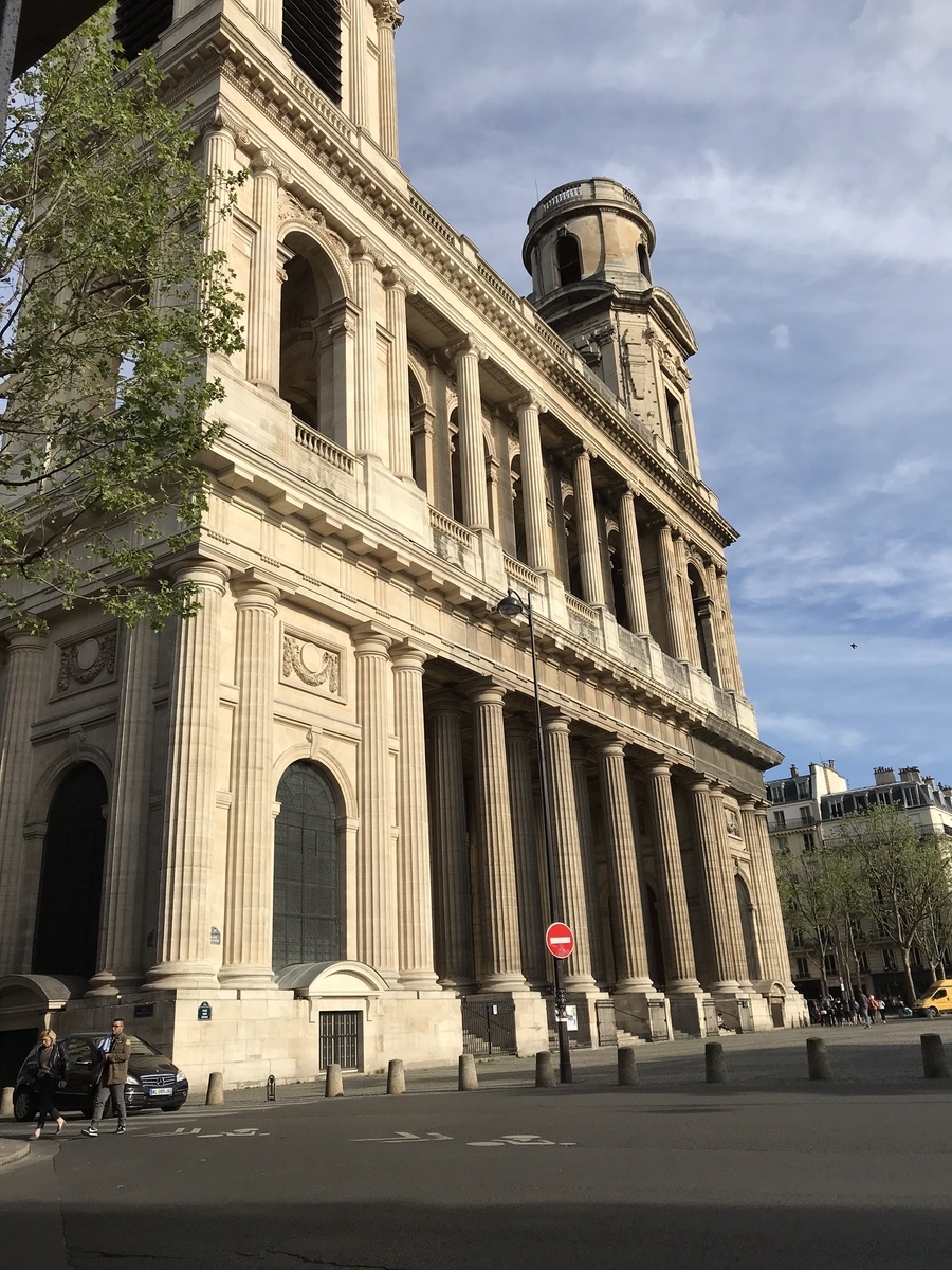 パリのおすすめスポット サンシュルピス教会を眺めながらカフェをする Cafe De La Mairie 犬と旅するブログ